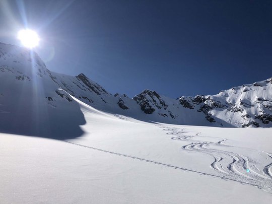 Skitouren rund um Vent: direkt von Ihrem Hotel in die Berge Sonniger Berg mit frischen Skispuren im Schnee