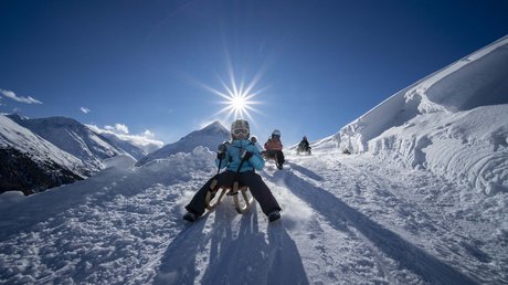 Des impressions de notre hôtel alpin à Vent ! Personnes faisant de la luge ensoleillée sur une pente enneigée