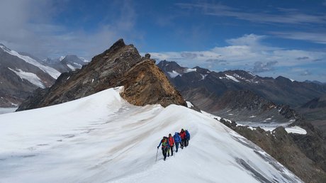 Des impressions de notre hôtel alpin à Vent ! Groupe d'alpinistes marchant sur un sommet enneigé avec panorama des montagnes
