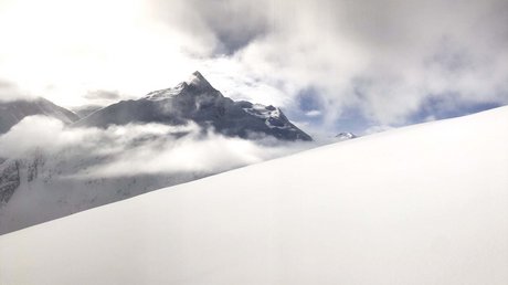 Des impressions de notre hôtel alpin à Vent ! Sommet de montagne enneigé avec nuages et brouillard
