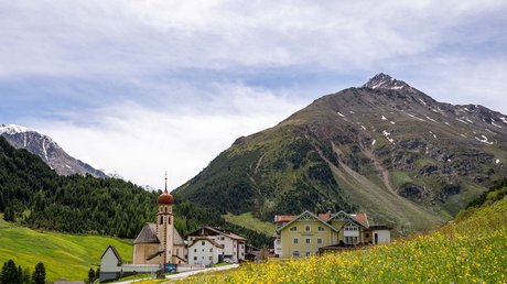 Des impressions de notre hôtel alpin à Vent ! Village alpin avec église, maisons et champs de fleurs devant montagne