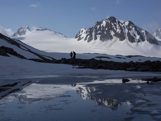 Sur le Similaun et la Wildspitze de notre hôtel à Vent Deux personnes sur montagne enneigée avec eau réfléchissante