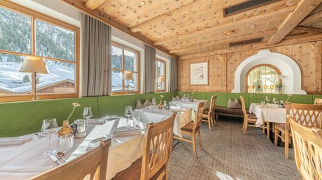 Des impressions de notre hôtel alpin à Vent ! Coin repas confortable en bois avec vue sur montagnes enneigées