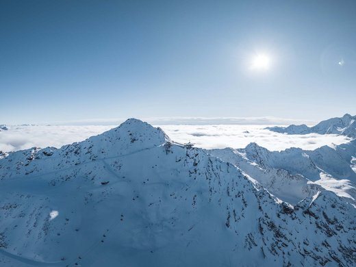 Ein erlebnisreicher Skiurlaub in Vent Schneebedeckte Berggipfel unter klarem Himmel und Sonne