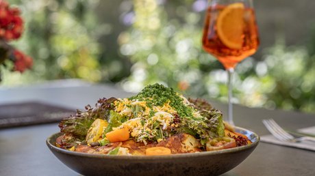 Des impressions de notre hôtel alpin à Vent ! Salade fraîche avec œufs, tomates et boisson dans un verre sur une table extérieure