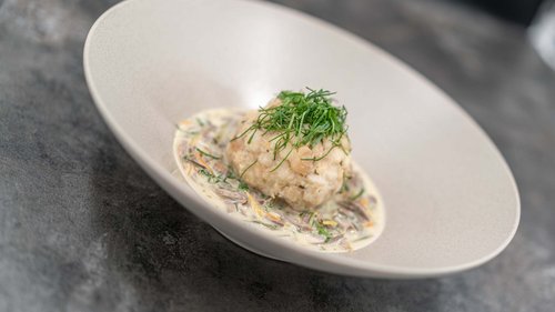 Neues und Wissenswertes aus Vent Semmelknödel mit Pilzrahmsauce und frischen Kräutern auf weißem Teller