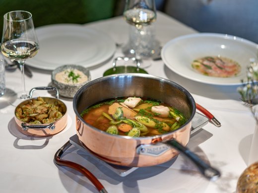 Die Inklusivleistungen in Ihrem Hotel im Ötztal mit Wellness Kupfertopf mit Gemüsebrühe und Beilagen auf gedecktem Tisch