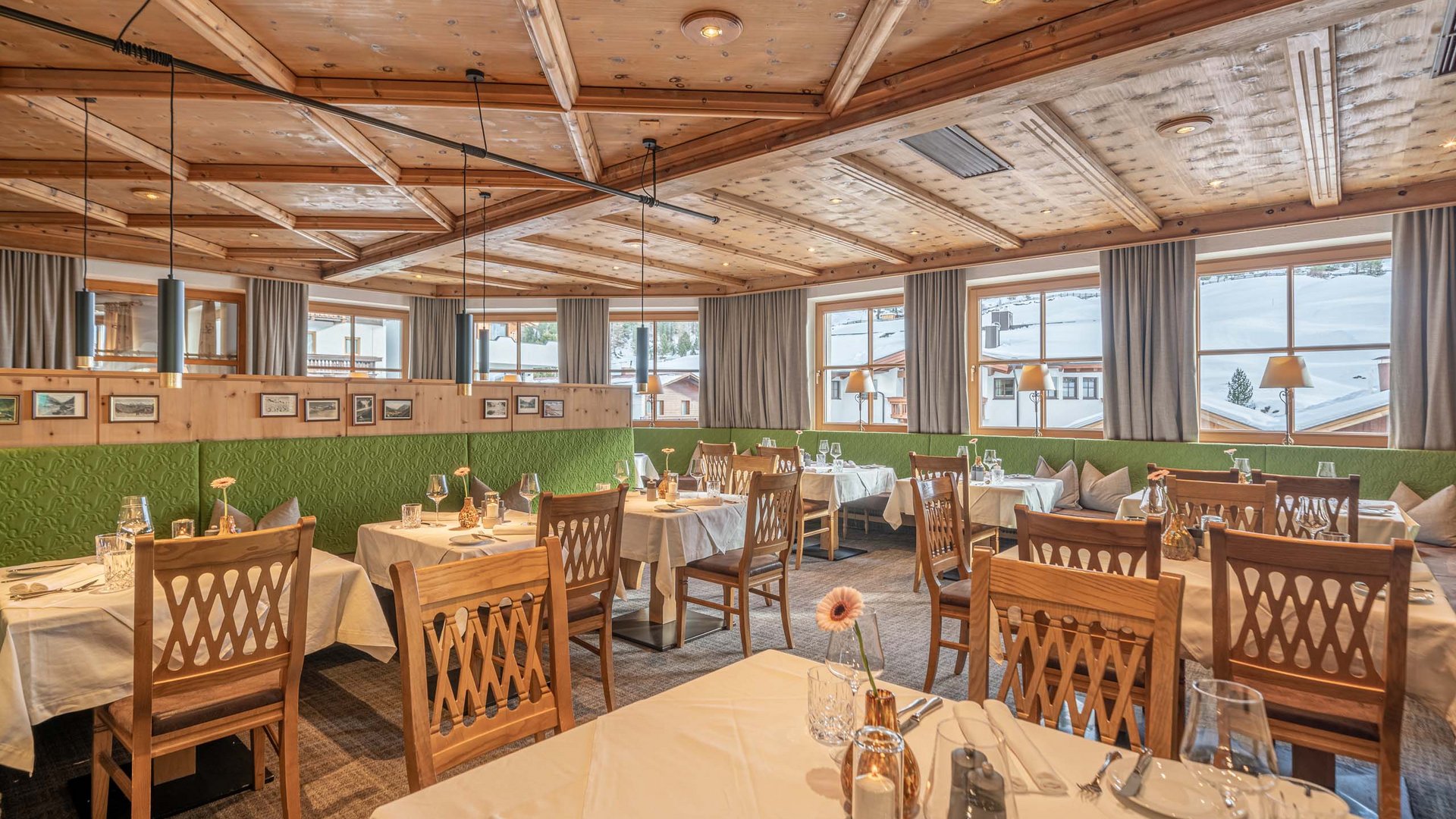 Des plaisirs naturels dans notre restaurant à Vent Restaurant chaleureux avec meubles en bois et vue sur la neige à l'extérieur