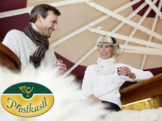 Des plaisirs naturels dans notre restaurant à Vent Deux personnes en tenue d'hiver boivent ensemble dans une cabane en bois cosy